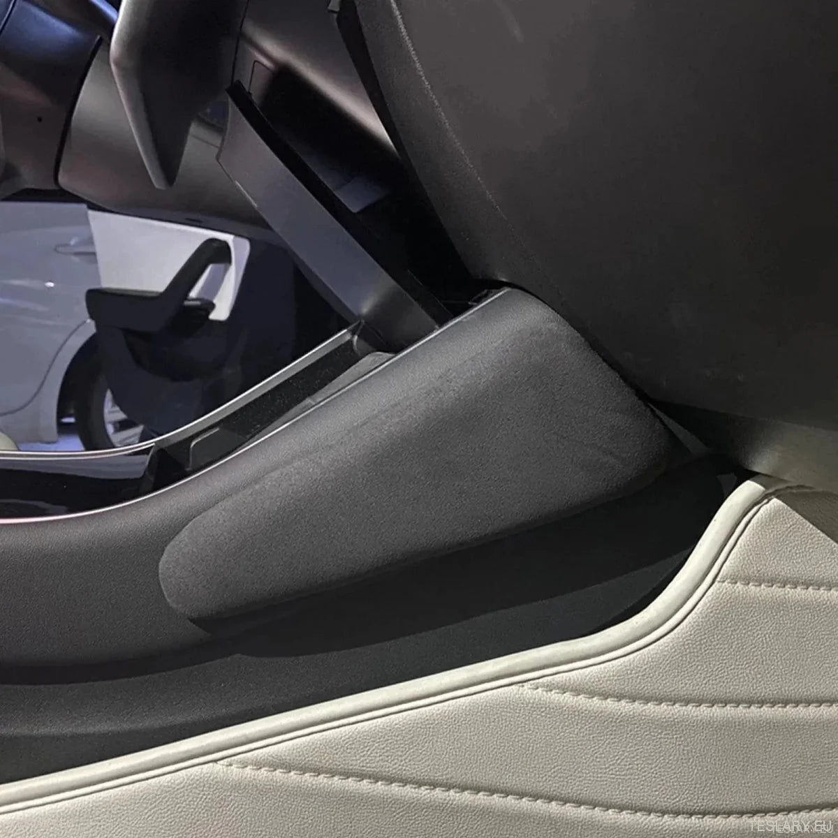 Knee Protection Pads in Alacantara Black Leather for Tesla 3/Y with Logo - TESLARY Tesla Shop Accessories Europe Nederlands Ireland Deutschland Espana Alicante France Italia