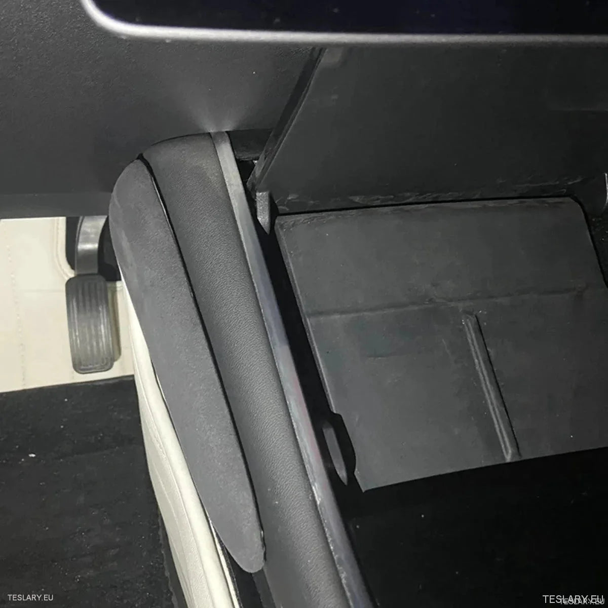 Knee Protection Pads in Alacantara Black Leather for Tesla 3/Y with Logo - TESLARY Tesla Shop Accessories Europe Nederlands Ireland Deutschland Espana Alicante France Italia
