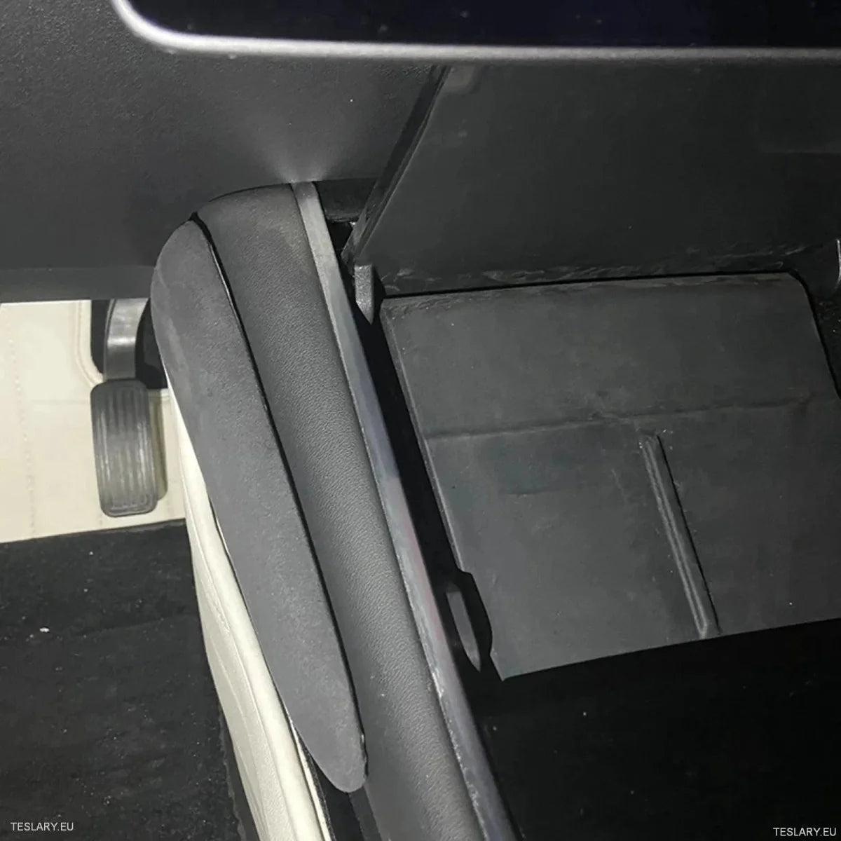 Knee Protection Pads in Alacantara Black Leather for Tesla 3/Y with Logo - TESLARY Tesla Shop Accessories Europe Nederlands Ireland Deutschland Espana Alicante France Italia